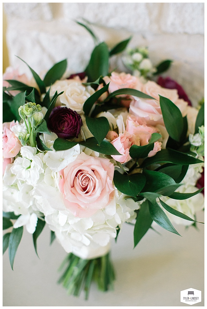 fall burgundy blush and white hidden pines texas wedding flowers