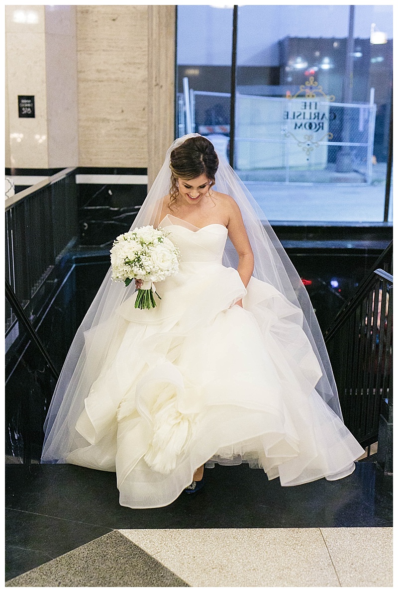 neutral downtown dallas wedding flowers