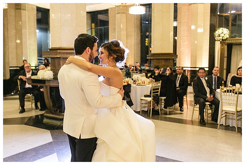 neutral downtown dallas wedding flowers